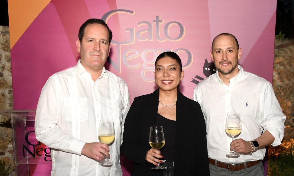 Gato Negro vuelve con nueva imagen y más sabor de la mano de Álvarez & Sánchez Jose Antonio Alvarez Hijo Constanza Cornejo y Francisco Cerda