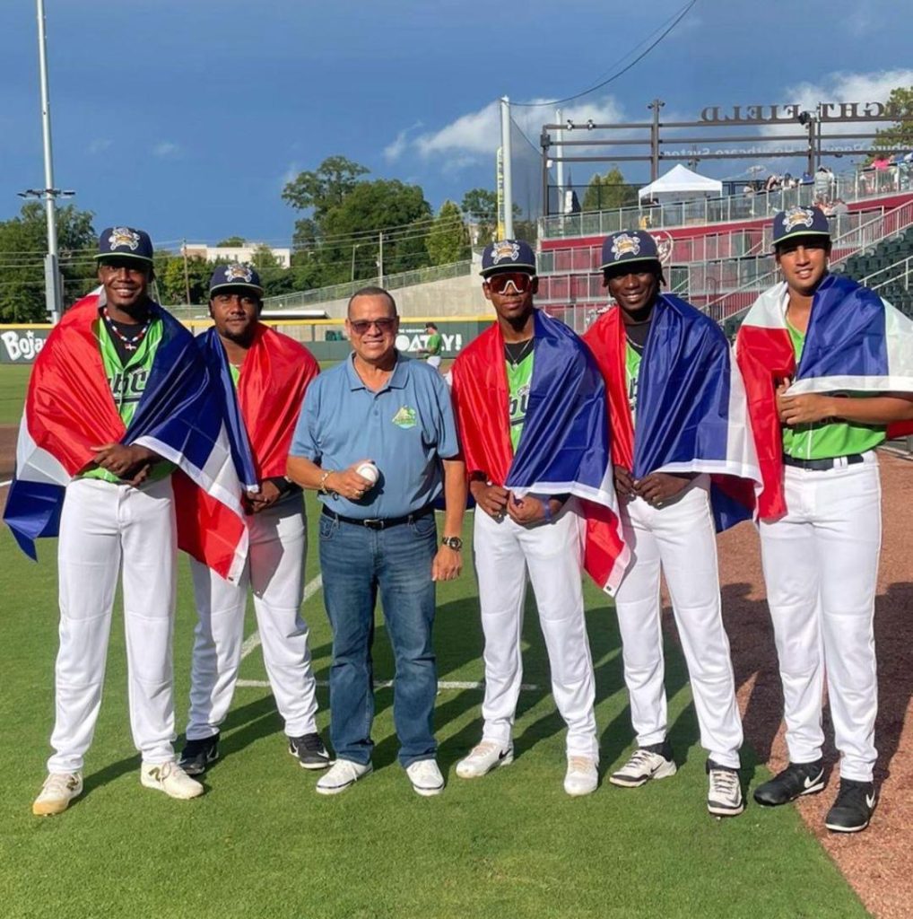 Jose Elias Dominguez rodeado de jugadores hispanos en el box