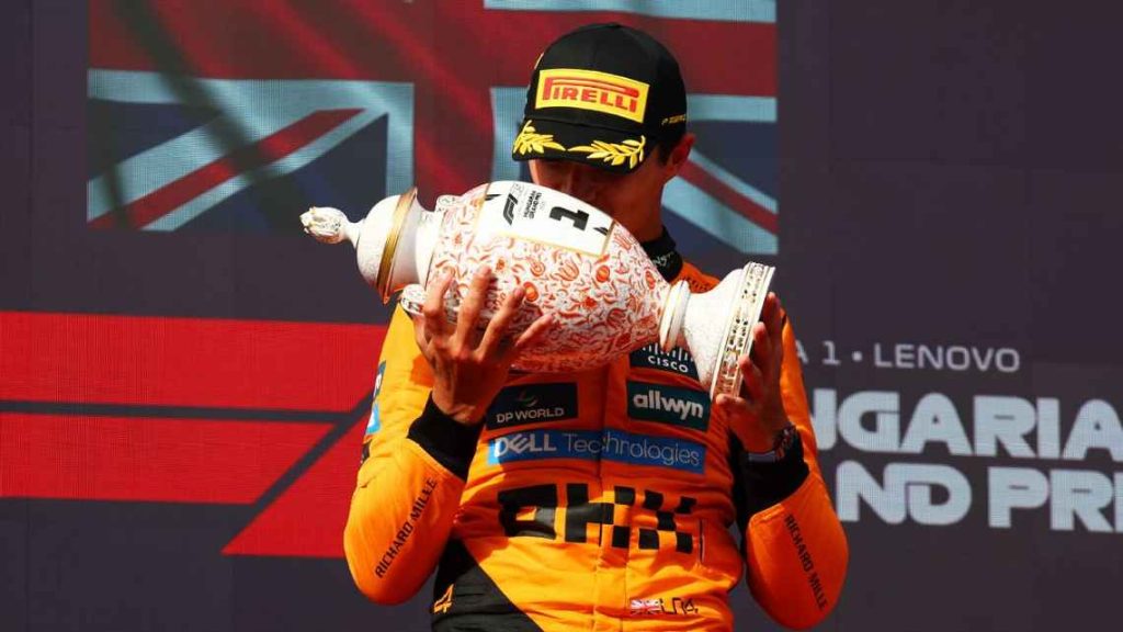 Lando Norris con el trofeo de primer lugar luego del GP de Hungria