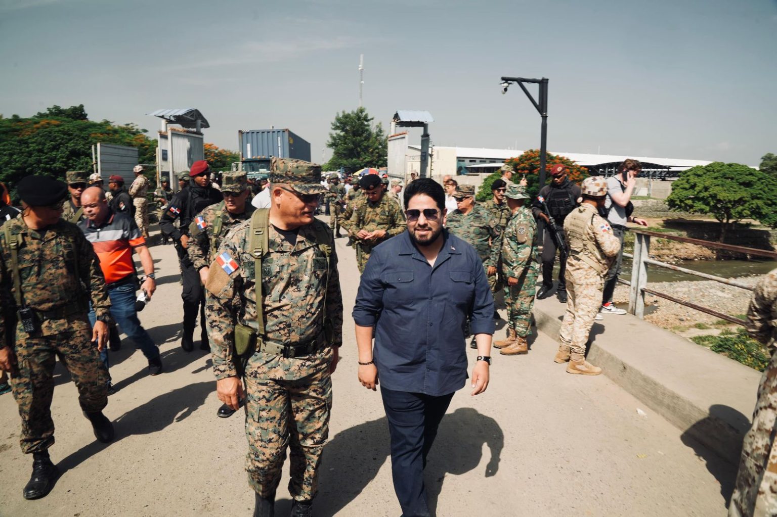 Ministro de Defensa y Subsecretario de EE.UU . supervisan operaciones en la frontera dominico haitiana