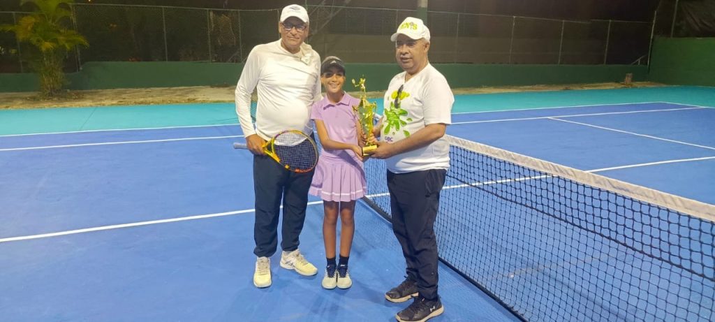 Noelia González, junto a Víctor Payano Jr. y José Alejandro Francisco.