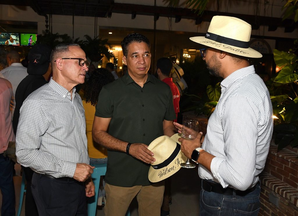 Pablo Peralta Wilson Adames y Jean Pablo Peralta conversando animadamente