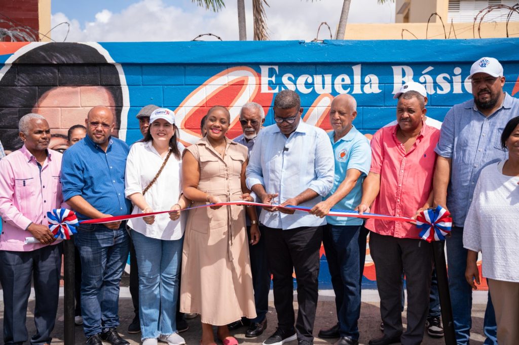Propeep convierte a Capotillo en galería viva con la entrega del cuarto Paseo de los Colores Propeep convierte a Capotillo en galeria viva con la entrega del cuarto Paseo de los Colores
