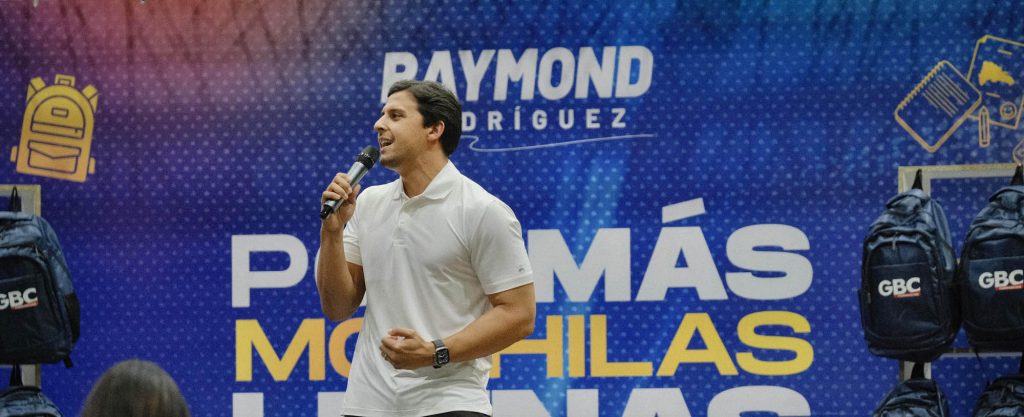Raymond Rodríguez lleva esperanza a las aulas con su jornada “Por más mochilas llenas y menos sueños vacíos” Raymond Rodriguez y Fundacion GBC