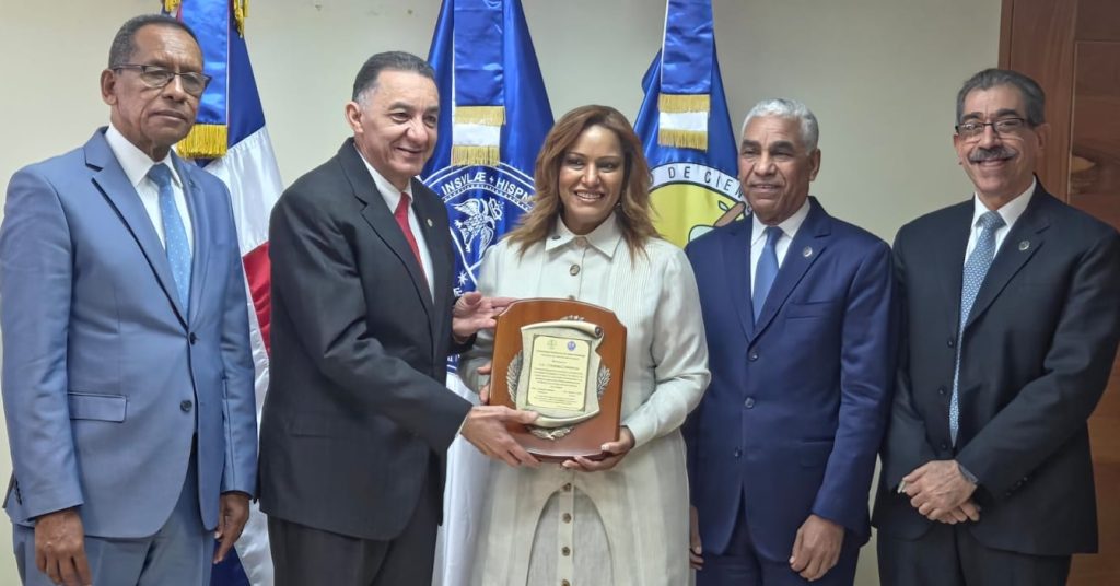 UASD reconoce a Cristina Contreras directora ejecutiva Hospital Lincoln en El Bronx