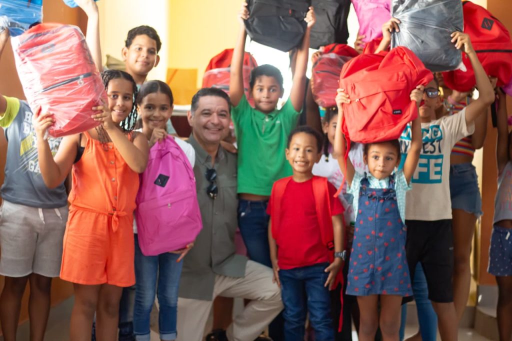 Victor Tomas Mendez Gomez impulsa la educacion con entrega de utiles