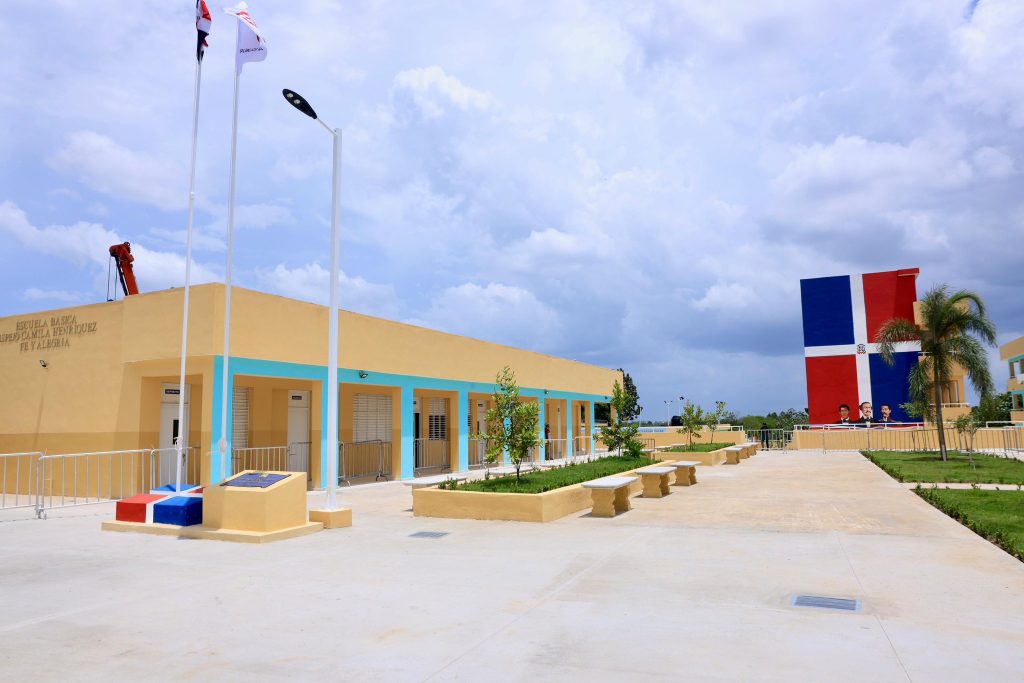 Clases inician este lunes con nuevas aulas y polideportivo inaugurados por Abinader escuela publica de republica dominicana eljacaguero