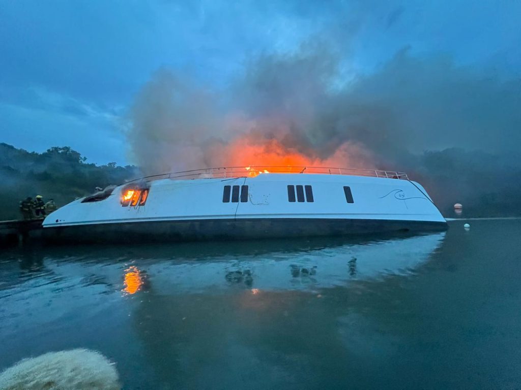 incendia embarcacion en la Bahia de Luperon
