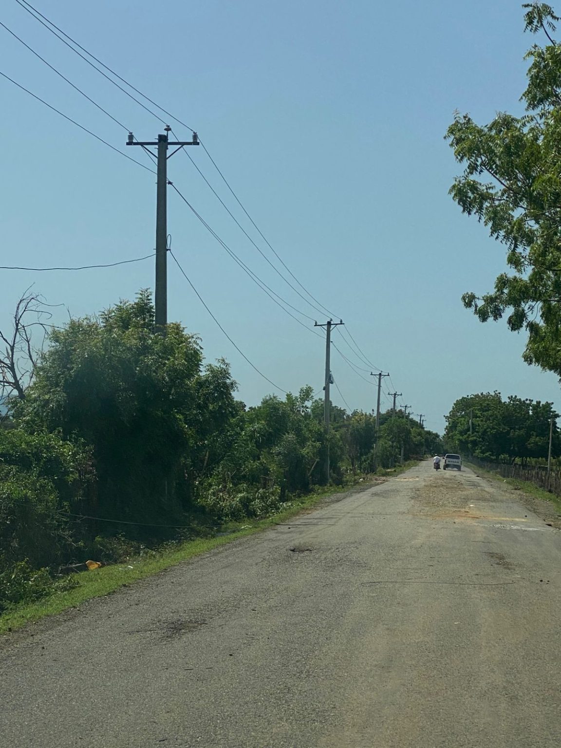postes EDENORTE invierte esfuerzos tecnicos y restablece servicio electrico en Cayuco tras tornado