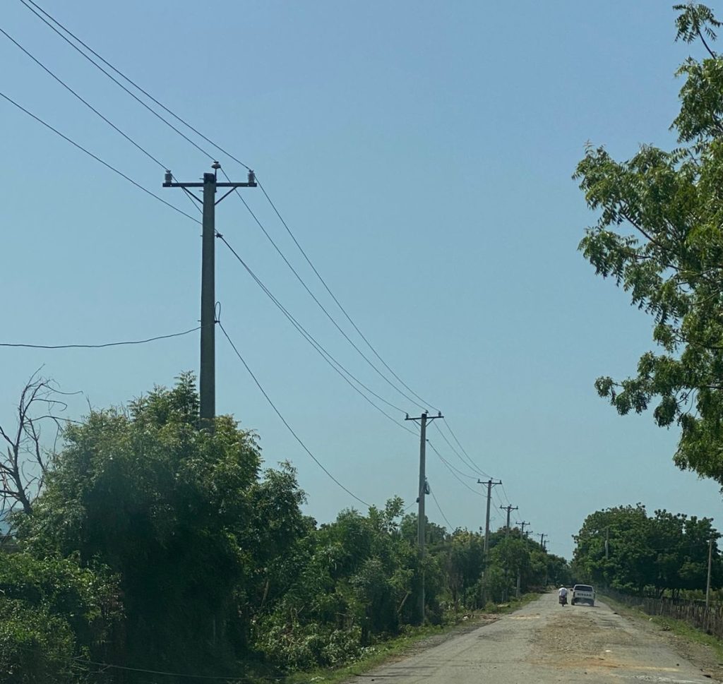postes EDENORTE invierte esfuerzos tecnicos y restablece servicio electrico en Cayuco tras tornado e1756156132723