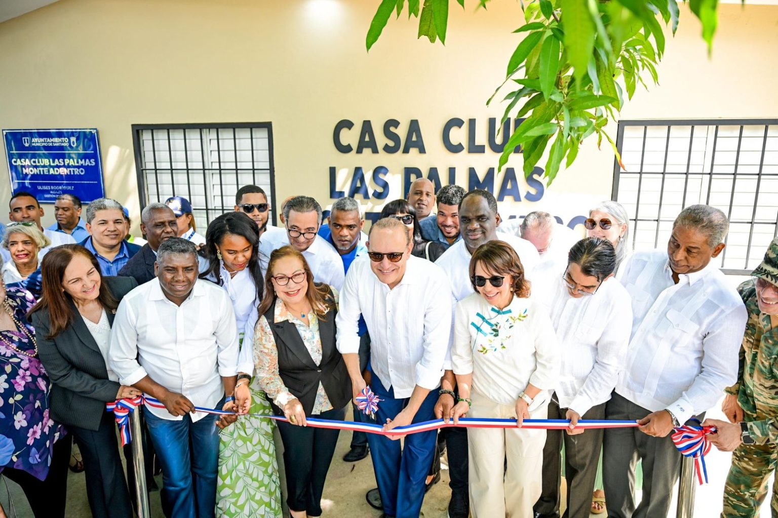 Alcaldia de Santiago entrega Casa Club y cancha renovadas en Monte Adentro