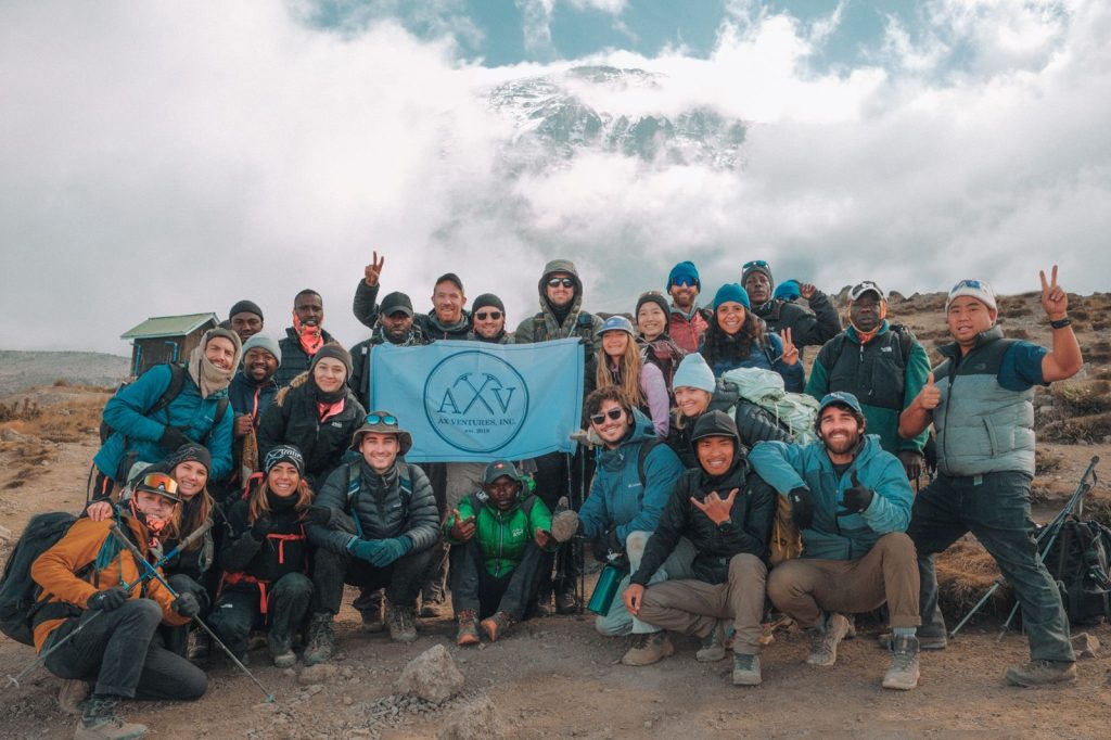 Anilssa Vargas lleva la bandera dominicana a la cima del Kilimanjaro Anilssa Vargas lleva la bandera dominicana a la cima del Kilimanjaro1