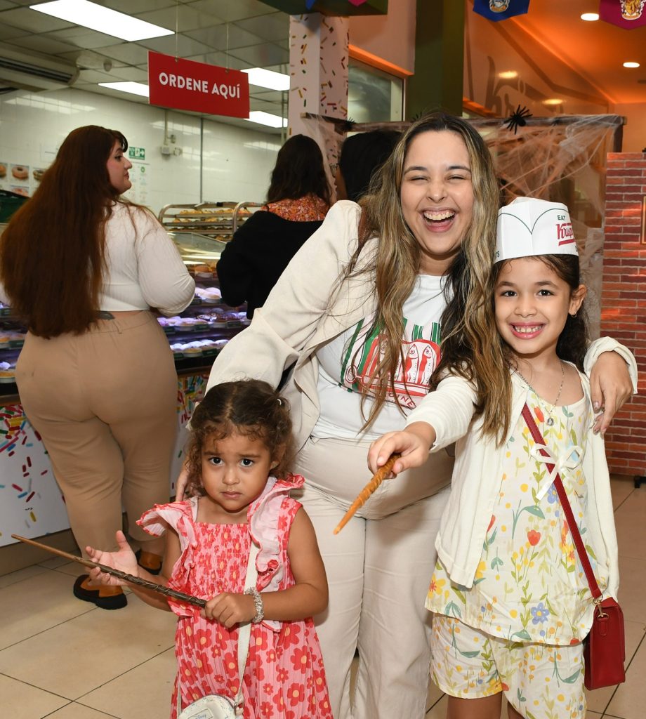 Argelis Sequera junta a las ninas Manuela Rodriguez y Zoe Perez