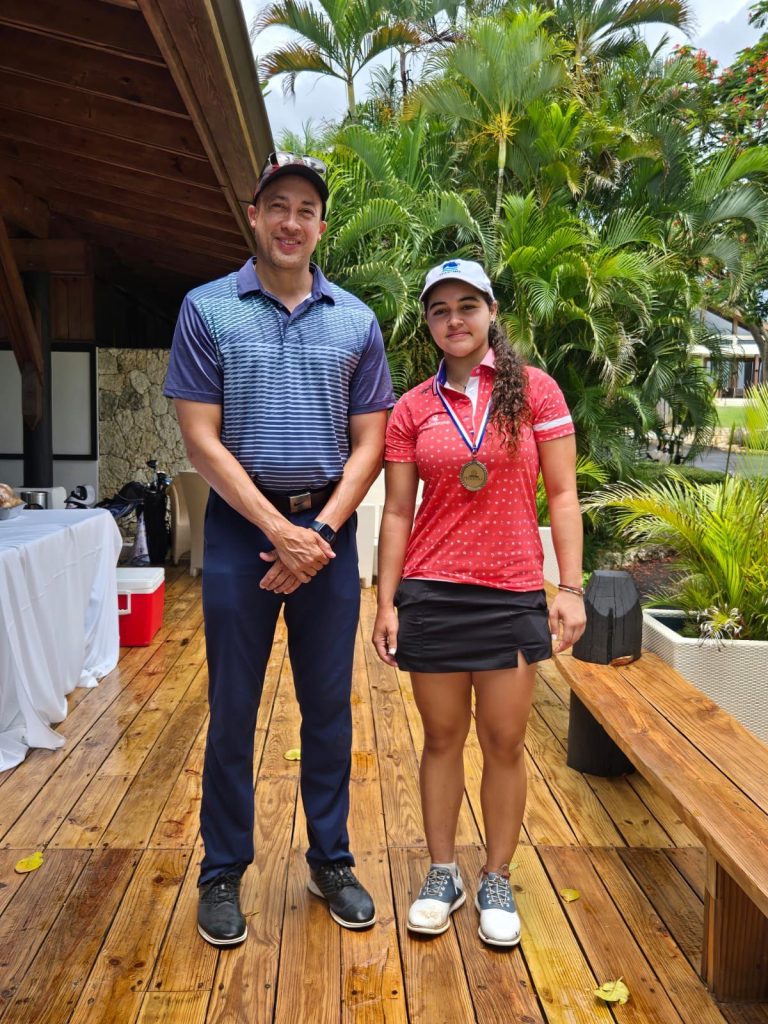 Arturo Medero director padres voluntarios Maria Fernanda Fernandez ganadora del primer lugar categoria U18