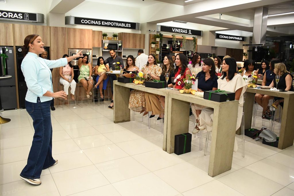 Asistentes felices en el Cooking on Cheers de DRIJA Cuisine By Electrodom