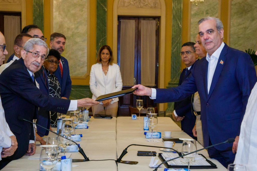 CES entrega al presidente Abinader informe final sobre crisis haitiana CES entrega al presidente Abinader informe final sobre crisis haitiana