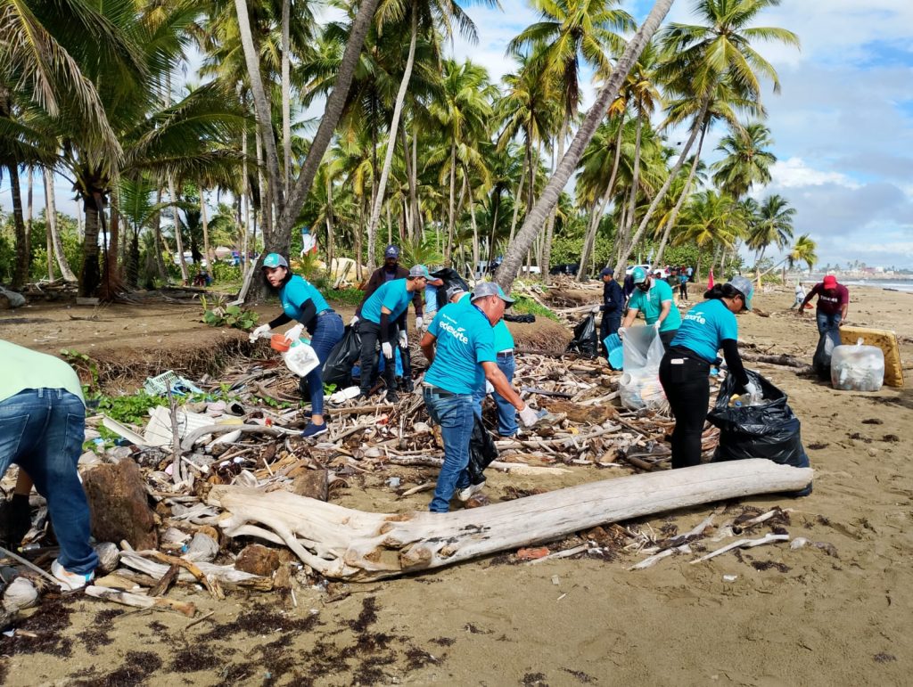 EDENORTE retira mas de 2600 libras de plasticos en limpieza de Playa Boca de Nagua