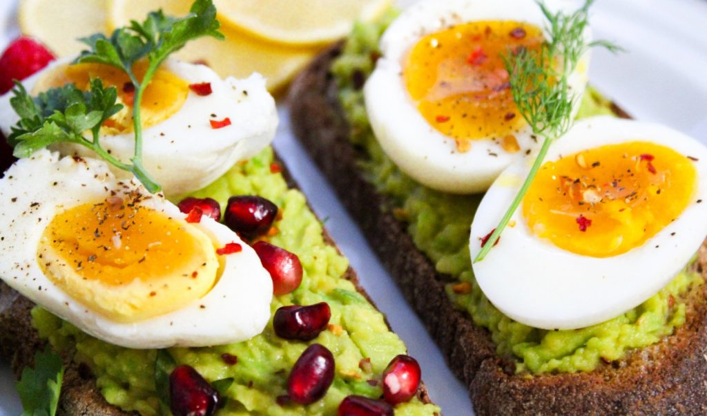 El huevo en el desayuno aliado del corazon y fuente clave de proteinas eljacaguero