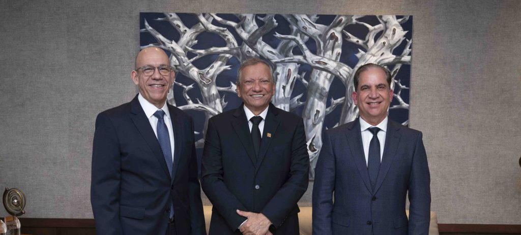 Banreservas y Banco Santa Cruz fortalecen vínculos de cooperación Fausto Pimentel Leonardo Aguilera y Fernando Rosario