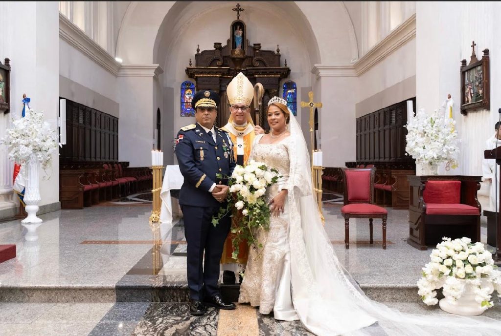 General Juan Bautista Jimenez Reinoso y Adry Oscarina Peguero celebran 25 anos de matrimonio