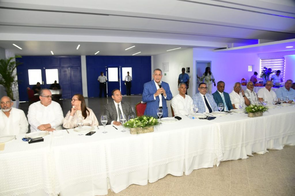 Gobierno estrecha lazos con comunicadores en Santiago