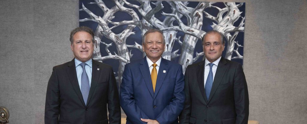 Banreservas y APAP fortalecen lazos estratégicos para impulsar el sistema financiero nacional Gustavo Ariza Leonardo Aguilera y Lawrence Hazoury