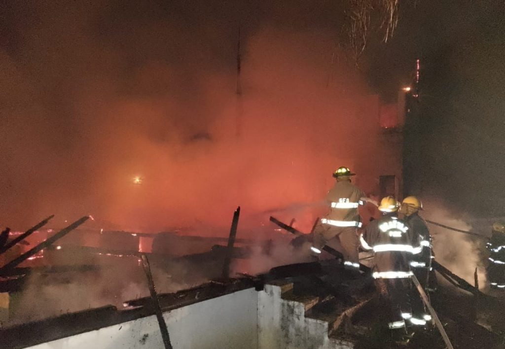Incendio reduce a cenizas historica Villa Dona Emilia en Montecristi