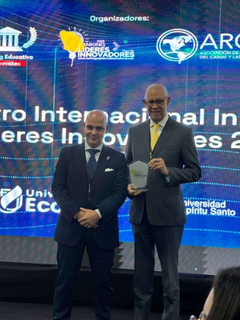 Jose Ramon Holguin Brito Presidente del ARCA y Rector del ITSC mientras recibe su distincion de manos del doctor Josu Gomez Barrutia en Ecuador