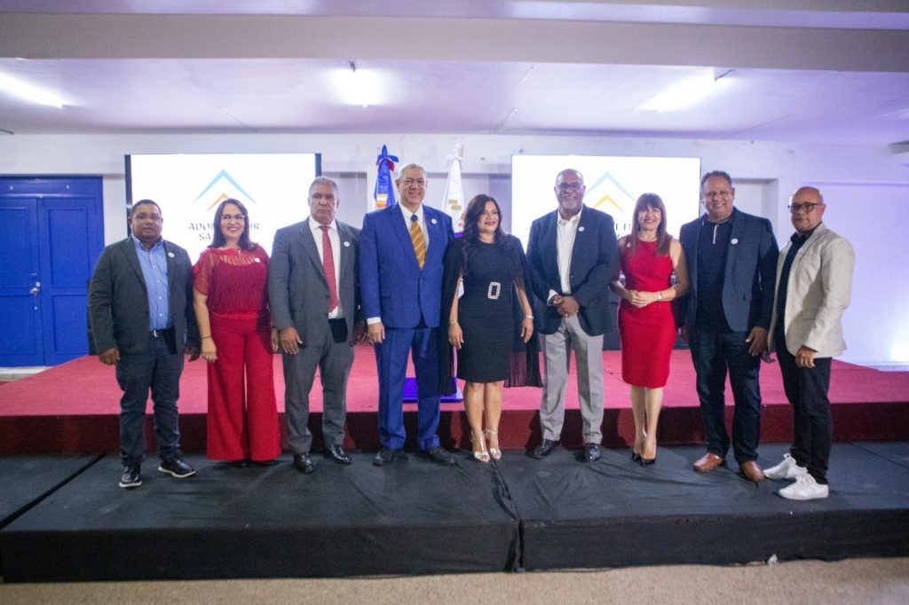Junior McDougal asume como secretario general de Adompretur Santiago1