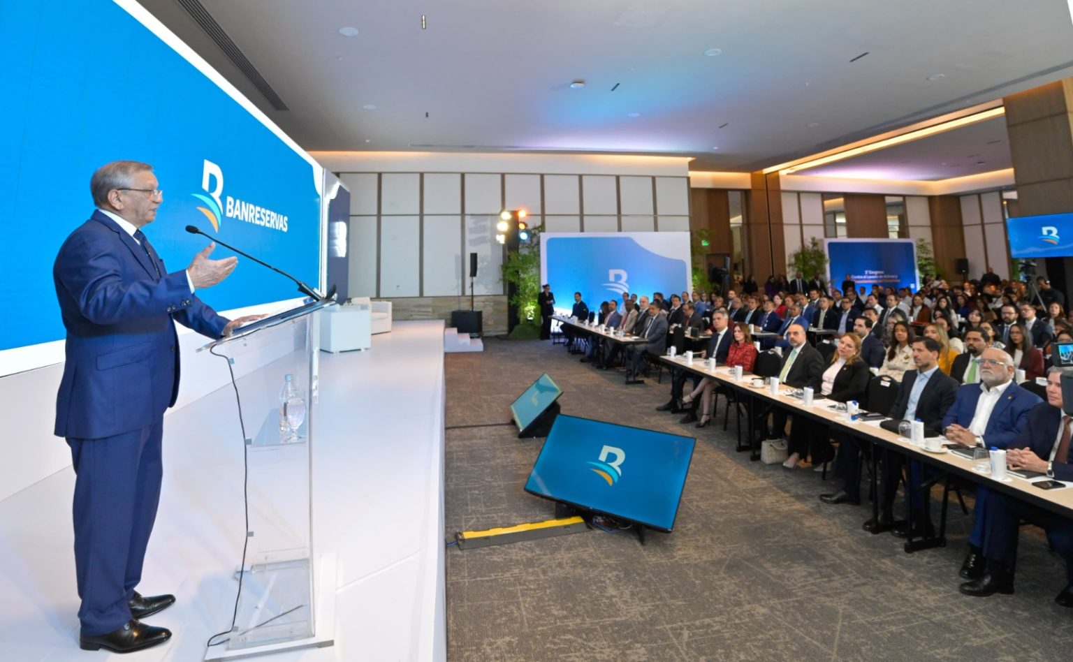 Leonardo Aguilera al hablar en el Tercer Congreso contra el Lavado de Activos