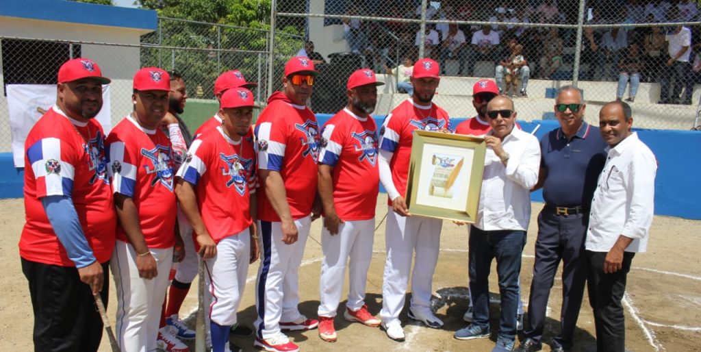 Liga de Los Laveros Ausentes honra al doctor Plutarco Arias en emotivo acto e1759255240751