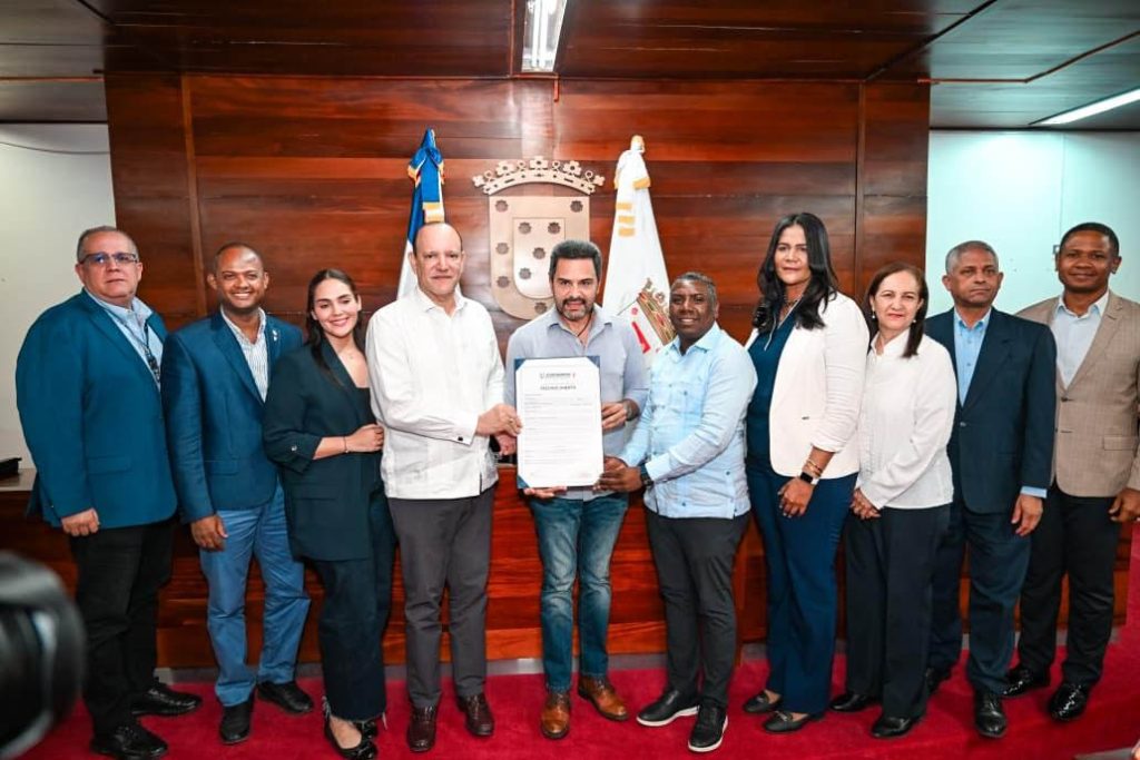 Manny Perez con titulo de Hijo Adoptivo eljacaguero