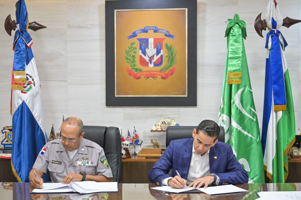 Mayor General Lic. Ramon Antonio Guzman Peralta director general de la Policia Nacional y el Dr Edward Guzman director ejecutivo de SeNaSa