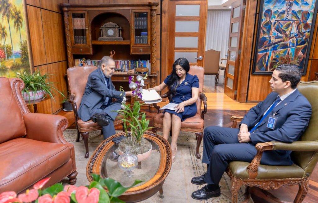 Miguel Ceara Hatton y el director ejecutivo del Seguro Nacional de Salud SENASA Edward Guzman entregan a la la procuradora general Yeni Berenice Reynoso