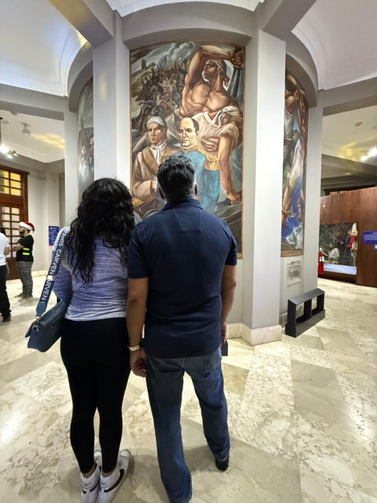 Murales de Jose Vela Zanetti en el Monumento a los Heroes de la Restauracion