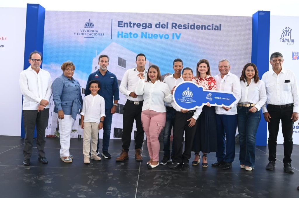Raquel Pena y el doctor Leonardo Aguilera presidente ejecutivo de Banreservas
