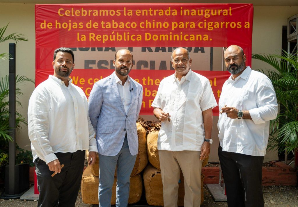 Cigarros chinos y dominicanos se fusionan en Villa González Siegfried Vieluf Bob Lopez Freddy Lopez y Freddy Lopez