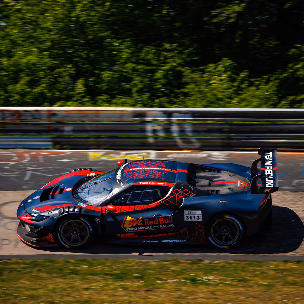 Verstappen con la Ferrari 296 GT en el Nordschleife de Nurburgring