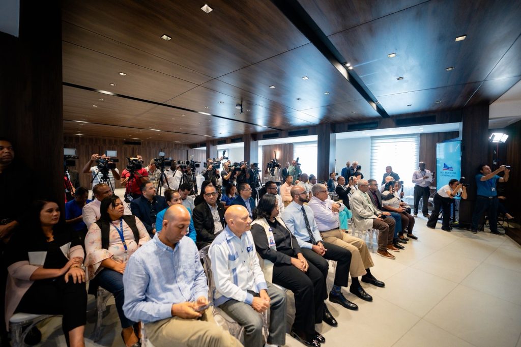 Victor DAza anuncia Presidencia transferira recursos a los ayuntamientos1