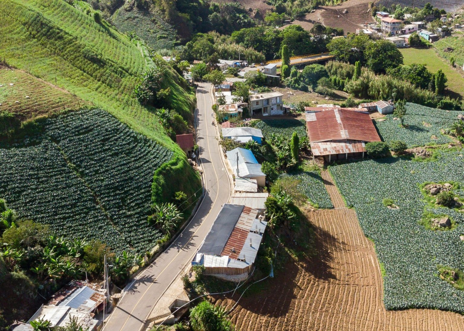 carretera al Salto de Aguas Blancas y potencia el turismo ecologico en Constanza