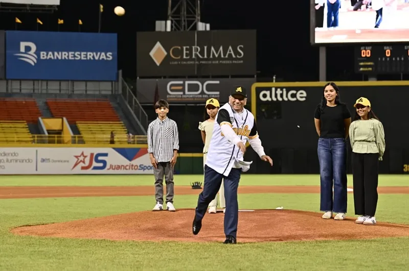Leonardo Aguilera lanza la primera bola en partido inaugural del torneo de béisbol en el Estadio Cibao El doctor Leonardo Aguilera, presidente ejecutivo de Banreservas, lanza la primera bola en el partido inaugural del Torneo de Béisbol en el en Estadio Cibao.