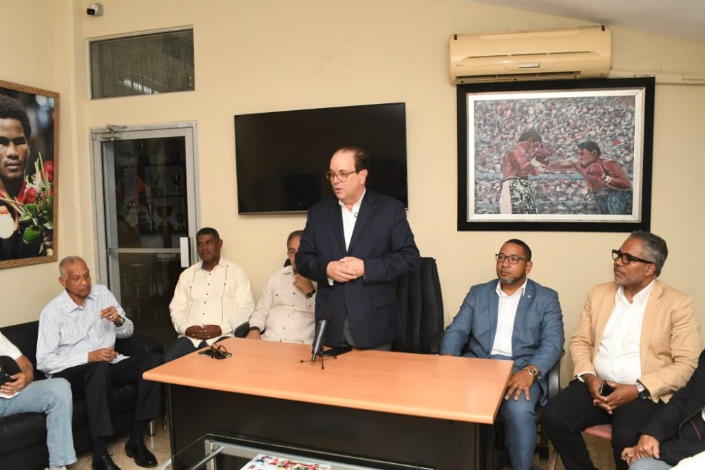 Rubén García, presidente de Fedoboxa, toma el juramento a los miembros del Comité Organizador de la edición 40 del Torneo Nacional de Boxeo, encabezado por el viceministro de Deportes, Franklin De la Mota.