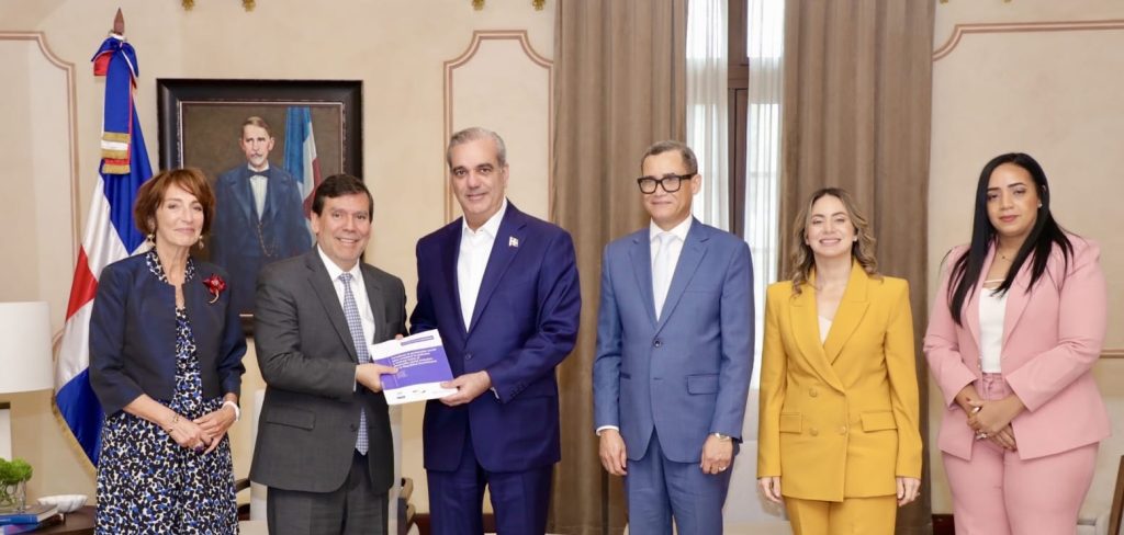 Abinader recibe propuesta de la CEPAL para fortalecer la proteccion social en RD