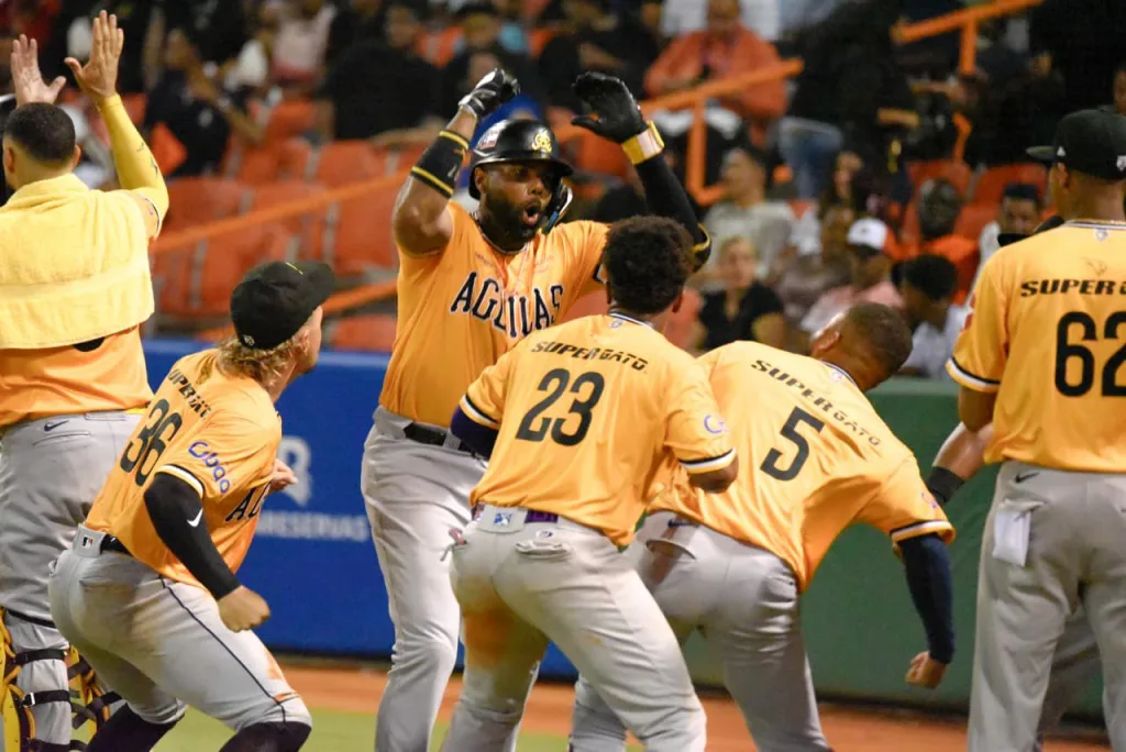 Águilas Cibaeñas mantienen su invicto tras vencer a los Toros del Este 11-4 en La Romana Aderlin Rodriguez eljacaguero