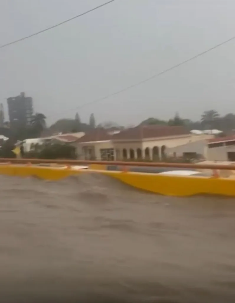 Aguacero provoca caos vial y alerta preventiva en Santiago Aguacero provoca caos vial y alerta preventiva en Santiago eljacaguero2
