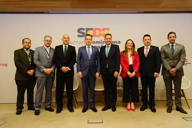 Semana Dominicana en España cierra una segunda edición que fortalece la marca país RD como hub logístico y creativo Autoridades y oradores clave en la Semana Dominicana Espana SEDE un evento que promueve las relaciones bilaterales y las oportunidades de inversion. min