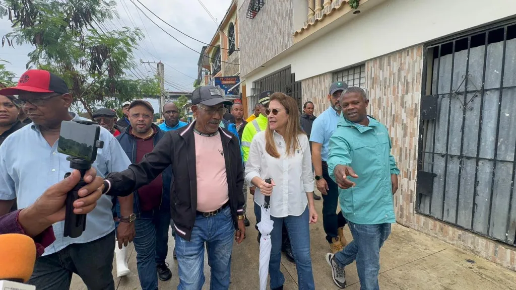 Carolina Mejia supervisa trabajos preventivos de la Alcaldia del Distrito Nacional en La Cienaga y Villa Juana ante efectos de la tormenta Melissa