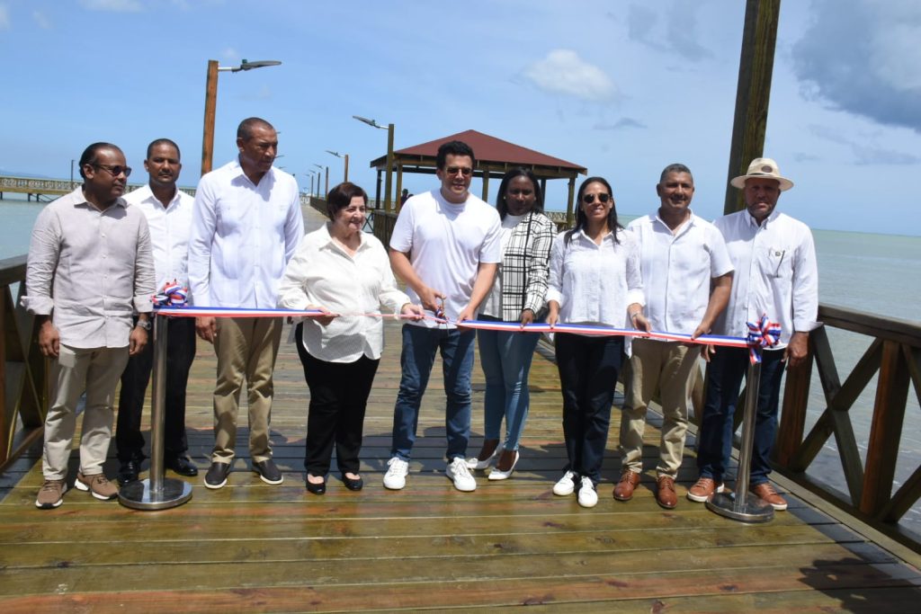 Collado entrega el nuevo muelle turistico de Miches y reafirma compromiso con el desarrollo costero