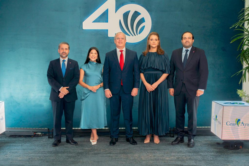 Cruz Ayala conmemora 40 anos de liderazgo en el sector salud