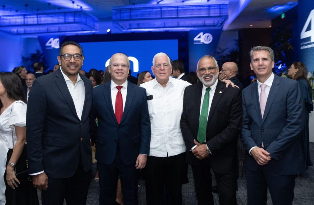 Cruz Ayala conmemora 40 anos de liderazgo en el sector salud2